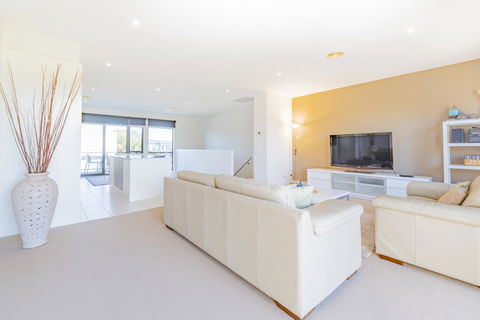 Stylish 3 Bedroom Townhouse - Free Parking - Sydney Tourism 4