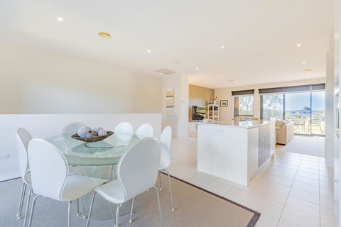 Stylish 3 Bedroom Townhouse - Free Parking - Sydney Tourism 14