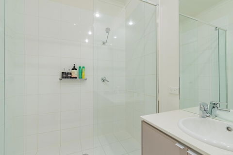 Stylish 3 Bedroom Townhouse - Free Parking - Sydney Tourism 17