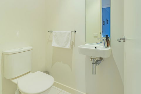 Stylish 3 Bedroom Townhouse - Free Parking - Sydney Tourism 22