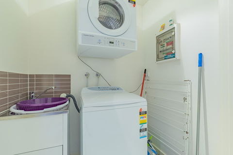 Stylish 3 Bedroom Townhouse - Free Parking - Sydney Tourism 21