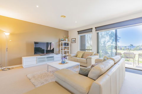 Stylish 3 Bedroom Townhouse - Free Parking - Sydney Tourism 9