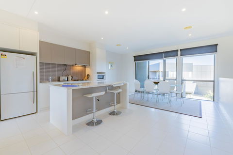 Stylish 3 Bedroom Townhouse - Free Parking - Sydney Tourism 3