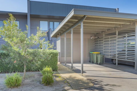 Stylish 3 Bedroom Townhouse - Free Parking - Sydney Tourism 24