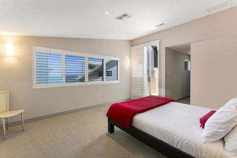 Redvue Holiday Apartments - Sydney Tourism 21