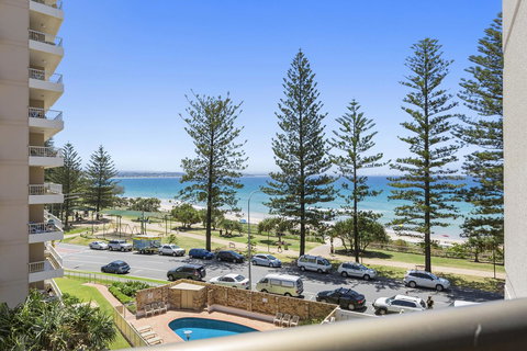 Columbia Beachfront Apartments On Rainbow Bay - Sydney Tourism 18