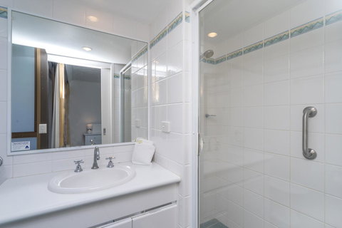 Columbia Beachfront Apartments On Rainbow Bay - Sydney Tourism 16