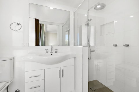 Columbia Beachfront Apartments On Rainbow Bay - Sydney Tourism 19