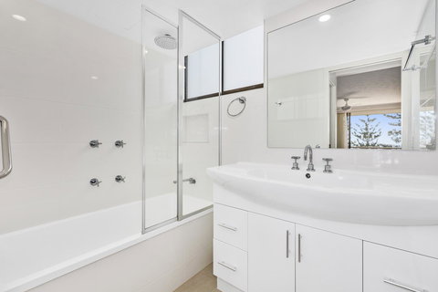 Columbia Beachfront Apartments On Rainbow Bay - Sydney Tourism 24