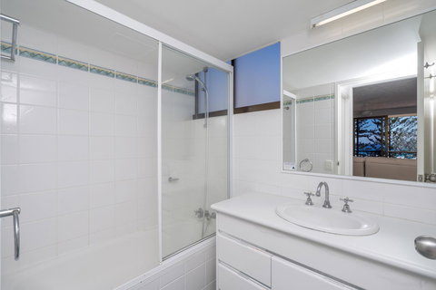 Columbia Beachfront Apartments On Rainbow Bay - Sydney Tourism 9