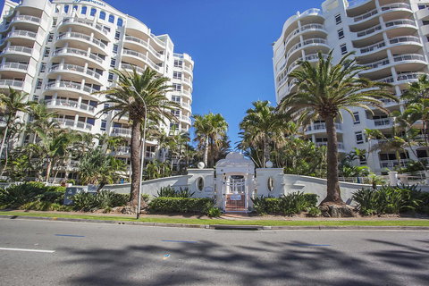 ULTIQA Burleigh Mediterranean Resort - Sydney Tourism 19