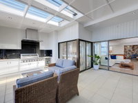 Whispering Sands' 10 Sandy Point Road - Luxury waterfront home with aircon WIFI  Foxtel