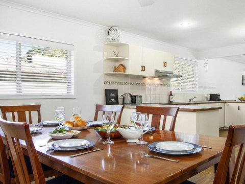Whispering Waves - Relaxing Beach House - Sydney Tourism 3