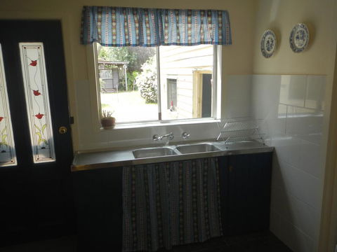 Yarram Cottage: Art And Accommodation - Sydney Tourism 2