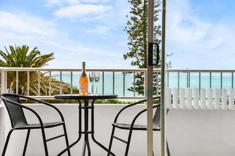 Alex Beach Apt Bilgola4 - Sydney Tourism 0