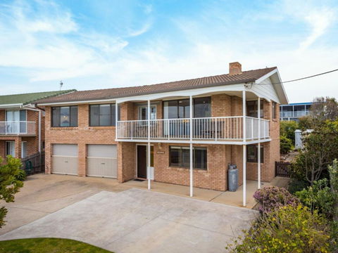 Allawah Beach House - 29 Dalmeny Drive, Kianga - Sydney Tourism 0