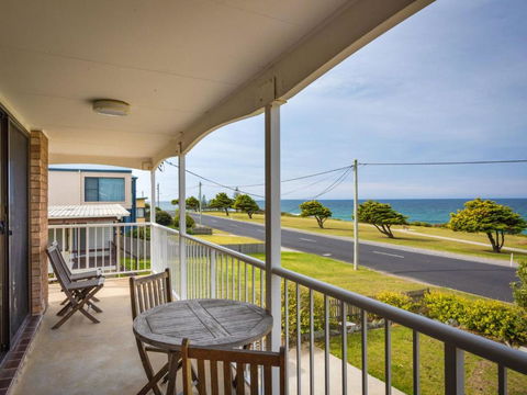 Allawah Beach House - 29 Dalmeny Drive, Kianga - Sydney Tourism 2
