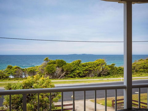 Allawah Beach House - 29 Dalmeny Drive, Kianga - Sydney Tourism 3