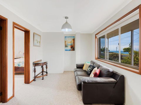 Allawah Beach House - 29 Dalmeny Drive, Kianga - Sydney Tourism 4