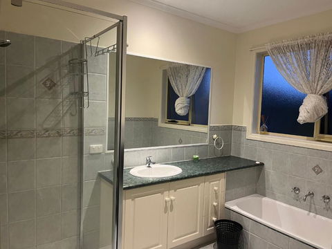 Amazing Private Bedrooms In Doncaster East Near School - Sydney Tourism 3