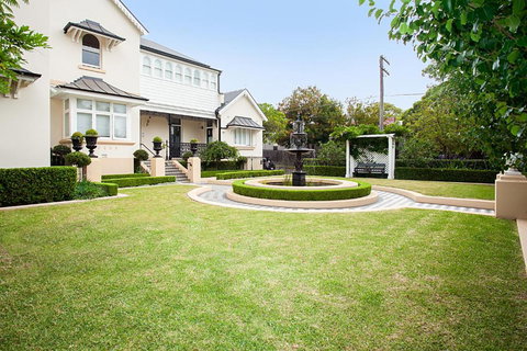 Art Deco Designer Studio In Lewisham - Sydney Tourism 4