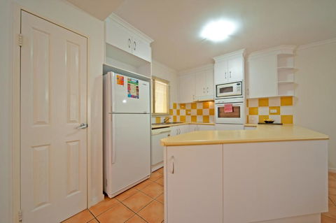 At Beach Court Holiday Villas - Sydney Tourism 4