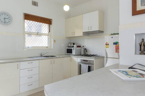 B6 Crawley Apartment 1 BRM & Sleepout Near UWA - Sydney Tourism 3