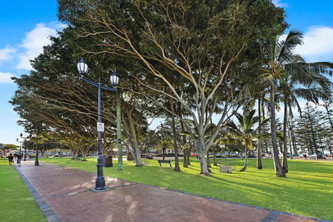 Pacific Regis Beachfront Holiday Apartments - Sydney Tourism 18