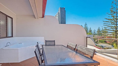 Burleigh On The Beach - Sydney Tourism 27