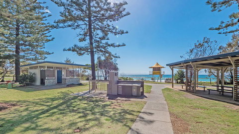 Burleigh On The Beach - Sydney Tourism 9