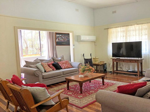'Daves Place', 27 Rigney St - Holiday House With WIFI, Aircon & Boat Parking - Sydney Tourism 3