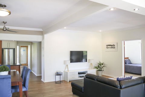 'Top Tier' Dog Friendly Holiday Home - Sydney Tourism 3