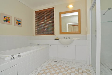 1 Bedroom Executive Villa Located Within Cypress Lakes - Sydney Tourism 1