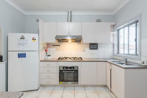 1 Double Quaint Private Room Near Public Bus Transport - SHAREHOUSE - Sydney Tourism 2