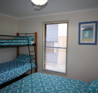 1 Naiad Court - Lowset family home with swimming pool and covered deck. Pet friendly - Sydney Tourism
