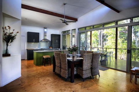17 Naiad Court - Modern, Open Plan Family Home With Covered Outdoor Area And Double Lock-up Garage - Sydney Tourism 2