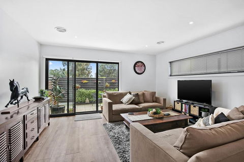 2 Bedroom Townhouse - Family & Corporate Bookings Only - Sydney Tourism 1