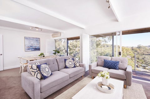 Bright And Spacious Family Home With Leafy Deck - Sydney Tourism 1
