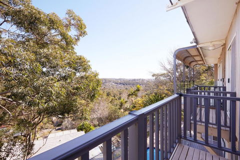 Bright And Spacious Family Home With Leafy Deck - Sydney Tourism 2