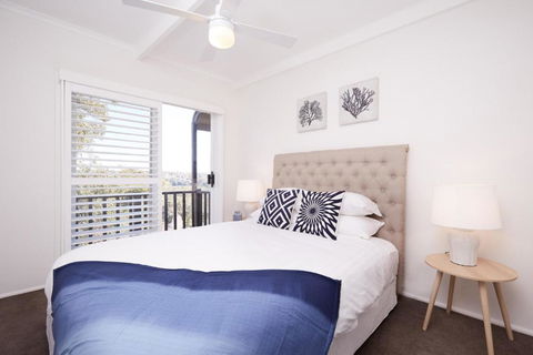 Bright And Spacious Family Home With Leafy Deck - Sydney Tourism 3