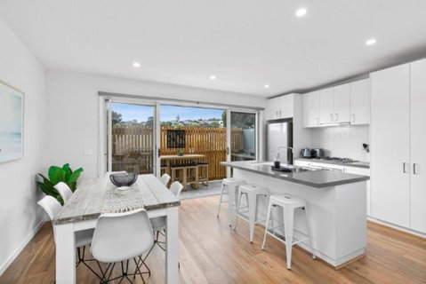 CASA EMEC- PETS WELCOME Luxury, Aircon, Walk To The Shops And Beach! Outdoor Shower And Garage Parking - Sydney Tourism 0