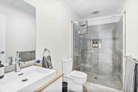 CASA EMEC- PETS WELCOME Luxury, Aircon, Walk To The Shops And Beach! Outdoor Shower And Garage Parking - Sydney Tourism 4