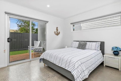CASA EMEC- PETS WELCOME Luxury, Aircon, Walk To The Shops And Beach! Outdoor Shower And Garage Parking - Sydney Tourism 3