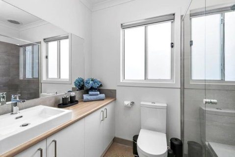 CASA EMEC- PETS WELCOME Luxury, Aircon, Walk To The Shops And Beach! Outdoor Shower And Garage Parking - Sydney Tourism 2