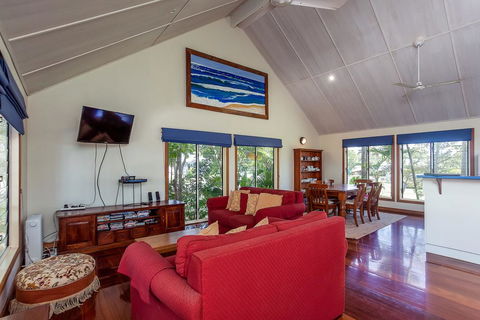 6 Ilmenite Avenue - Coastal Beach Shack Within Walking Distance To Patrolled Beach And CBD, - Sydney Tourism 0