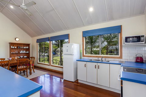 6 Ilmenite Avenue - Coastal Beach Shack Within Walking Distance To Patrolled Beach And CBD, - Sydney Tourism 1