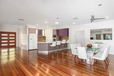 7 Ibis Court - Spacious Family Home With Large Outdoor Area, Swimming Pool & Ample Parking - Sydney Tourism 3