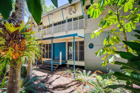 8 Satinwood Drive - Rainbow Shores, Architecturally Designed, Pool, Walk To Beach - Sydney Tourism 3