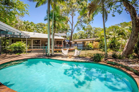 8 Satinwood Drive - Rainbow Shores, Architecturally Designed, Pool, Walk To Beach - Sydney Tourism 0