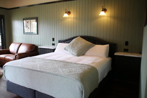 Dusty Hill Vineyard - Moffatdale - Sydney Tourism 2